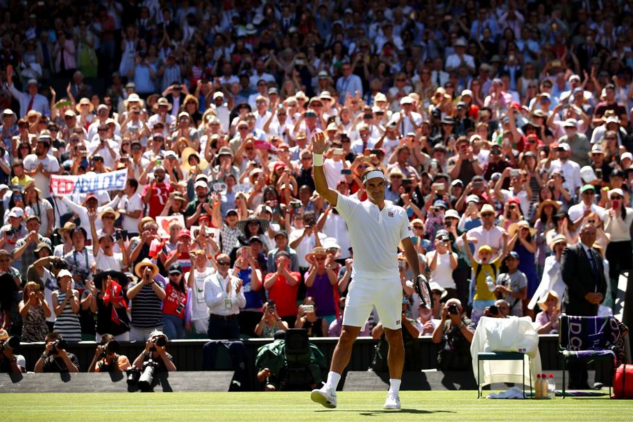 Federer saluta il pubblico dopo la vittoria. Getty